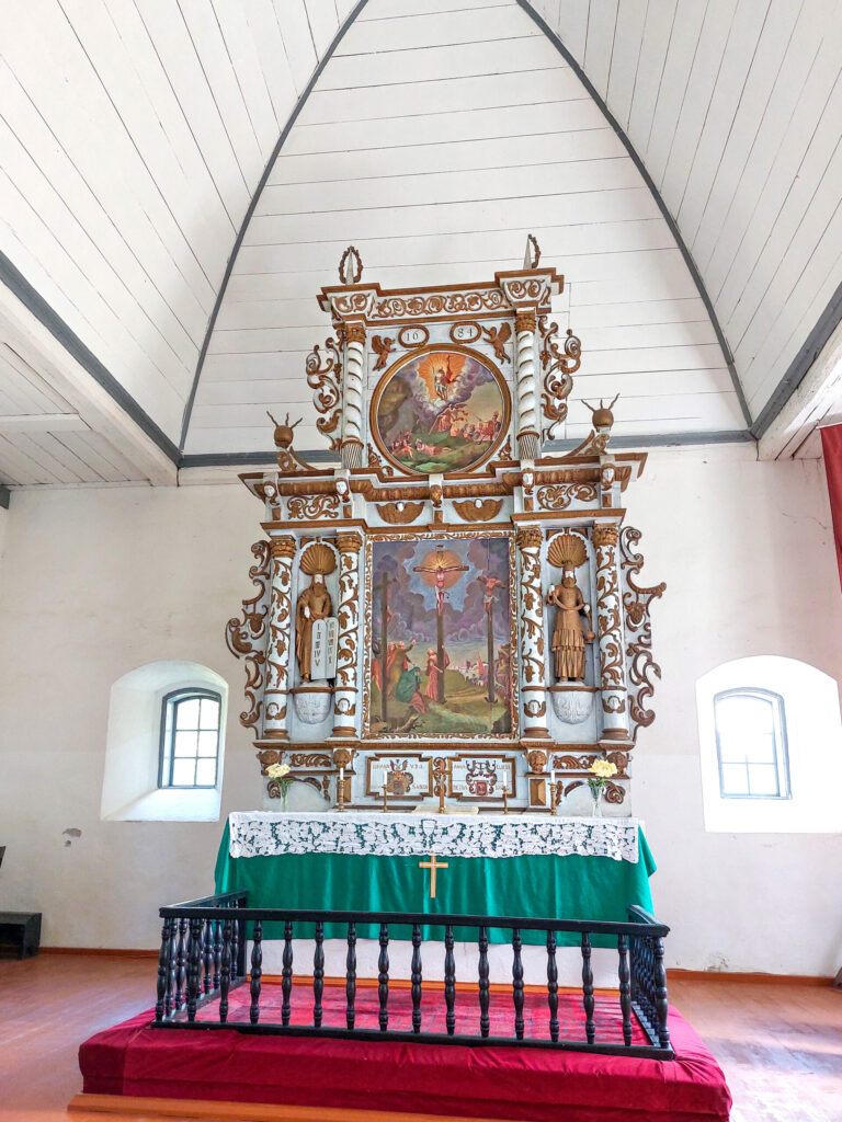 Baznīcas altāris darināts 1684. gadā.