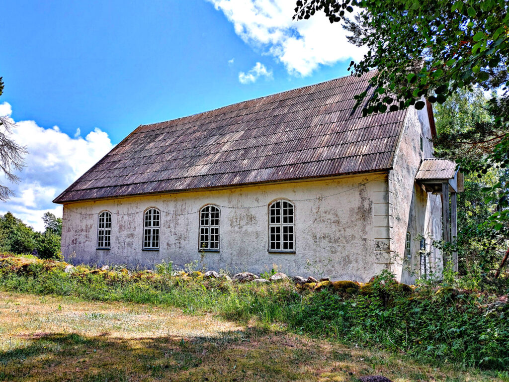 Mūra dievnams uzcelts 1748. gadā. Apkārt baznīcai ir akmens krāvuma žogs. Pretī baznīcai senāk bijis krogs, kur rīkojuši utu skriešanas sacensības.