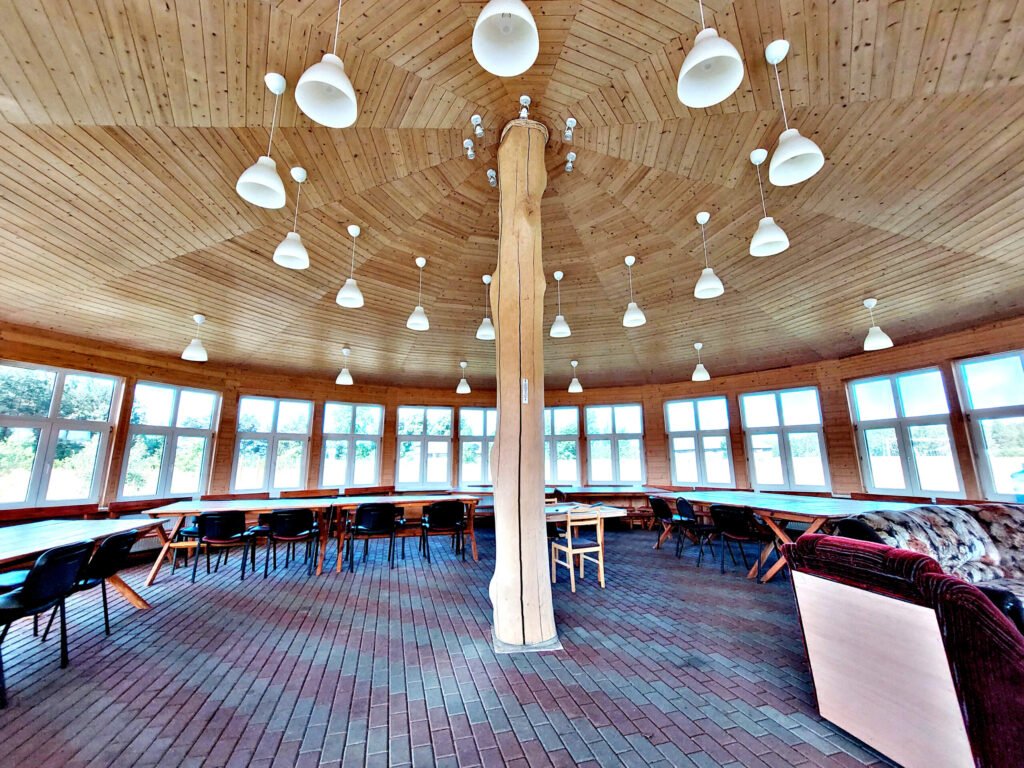 Apaļā lapene piemērota dažādu semināru un pasākumu rīkošanai līdz 80 personām.