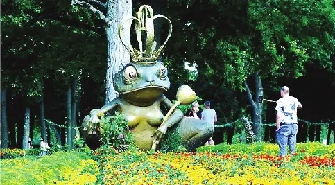 Varžu karaliene – sešus metrus augsta skulptūra, uz kuru iespējams raudzīties kā uz vardi, bet “šekspīriskām acīm” – kā uz daiļu sievieti.