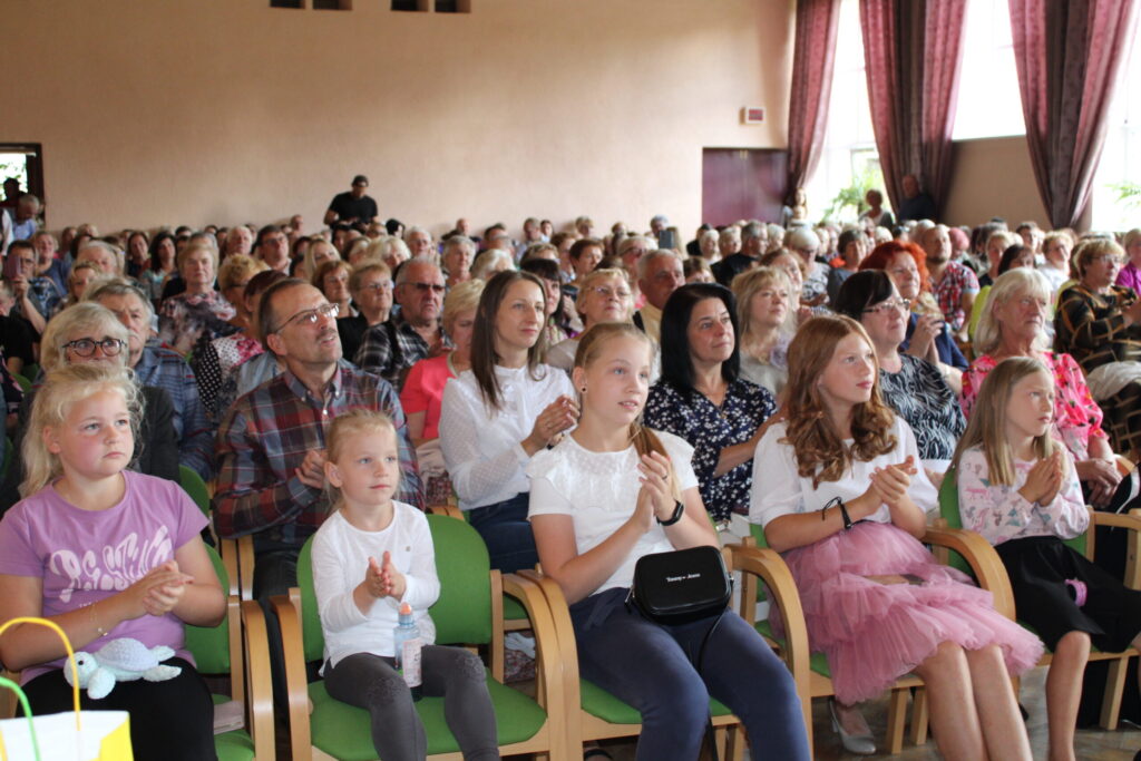 Grundzāles kultūras nama lielajā zālē brīvu sēdvietu nebija un organizatoriem nācās pat meklēt papildu krēslus. “Esam sanākuši kopā veikt labu darbu, un esam devuši pamatīgu artavu kādas ģimenes ikdienas atvieglošanā. Labās domas, kas virmo gaisā, spēcina, spārno un nostiprina ticību labajam,” uzsvēra Grundzāles kultūras nama vadītāja Inga Lazdiņa.