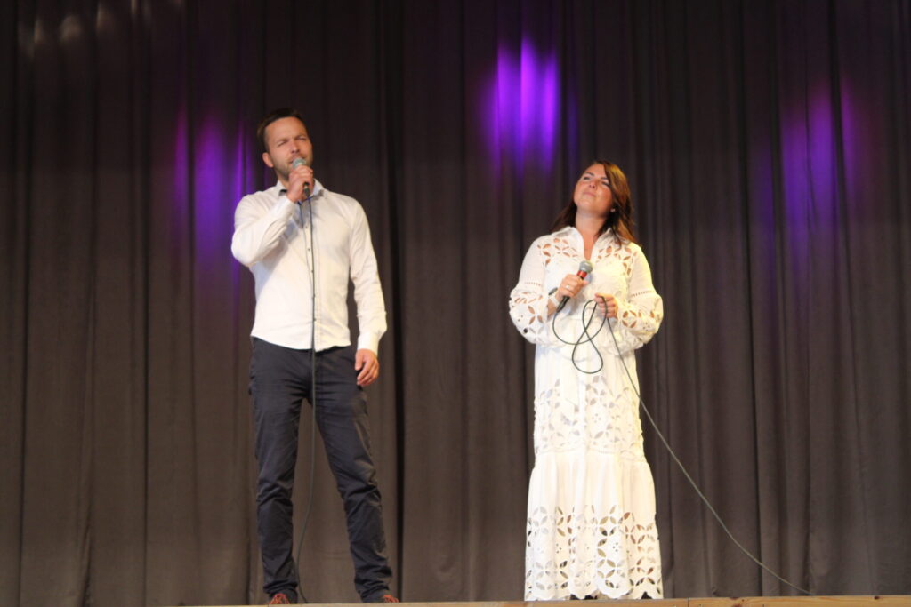 Koncerta dalībnieki nebija jāpierunā, – zinot pasākuma mērķi, viņi atsaucās momentāni. Attēlā – uzstājas Signe Baltere un Ingus Staško.