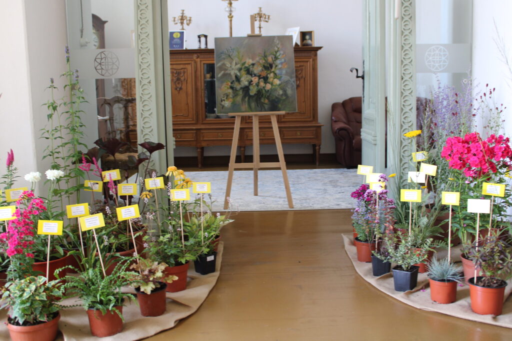 Smiltenes evaņģēliski luteriskajā baznīcā līdz 23. jūlijam var apskatīt vijciemietes Adeles Bērziņas gleznu izstādi “Iesakņoties” un Raunas pagasta zemnieku saimniecības “Kaliņi” stādaudzētavas stādus. Piektdien, 19. jūlijā, baznīca būs atvērta no pulksten 12 līdz 19, sestdien, 20. jūlijā, – no pulksten 11 līdz 20, svētdien, 21. jūlijā, – no pulksten 10 līdz 16, otrdien, 23. jūlijā – no pulksten 14 līdz 18.