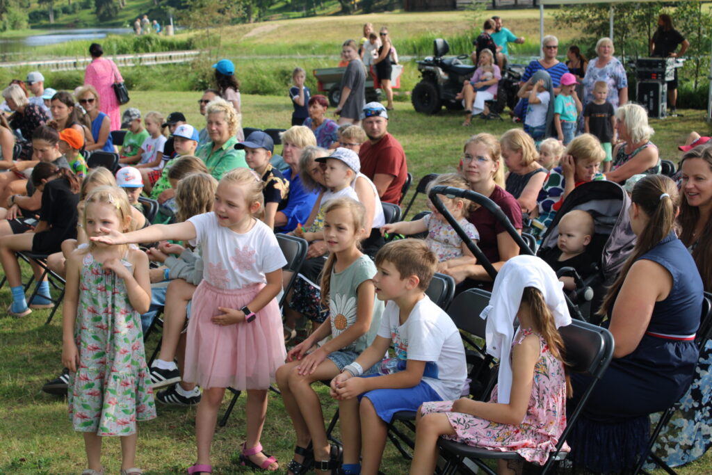 Smiltenes un apkārtnes bērni un viņu vecāki ir noilgojušies pēc bērnu auditorijai paredzētiem pasākumiem. To apliecināja Tepera saliņā sanākušo skatītāju prāvais pulciņš, lai noskatītos izrādi bērniem un iluzionista priekšnesumus.