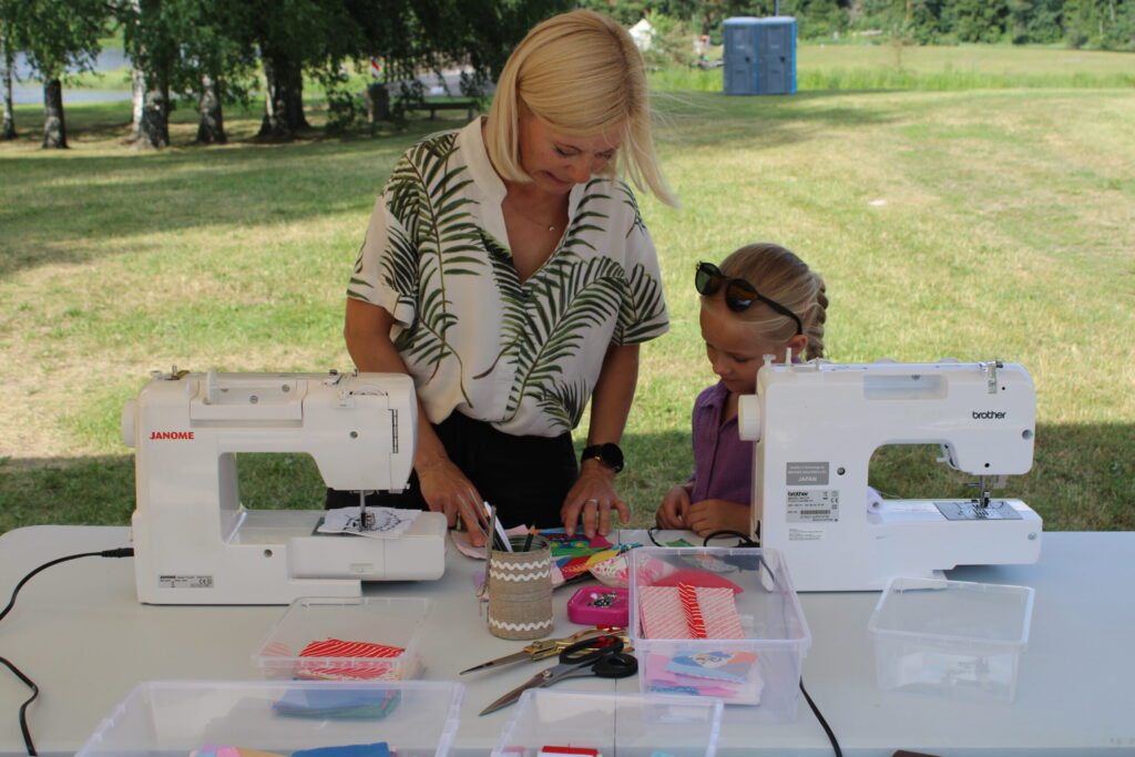 Trešdien, 17. jūlijā, pie Tepera ezera bērniem, viņu vecākiem un citiem interesentiem tika piedāvātas dažādas aktivitātes, arī iespēja piedalīties radošajās darbnīcās, piemēram, izgatavot adatu spilventiņu patchwork tehnikā kopā ar uzņēmēju, smiltenieti Evitu Ūdri, zīmola “Evitas darināts” radītāju. Šo iespēju izmantoja arī septiņus gadus vecā Kate Vilnīte no Blomes.