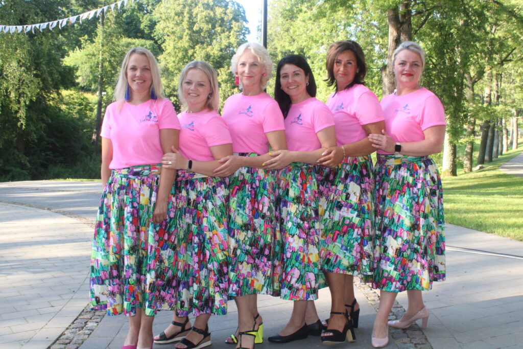 Otrdienas, 16. jūlija, vakarpusē, Vecā parka brīvdabas estrādē ar skanīgu dziedājumu iepriecināja Smiltenes Kultūras centra sieviešu vokālais ansamblis “Iedvesma”: Ilze Dance (no kreisās), Agija Gaismiņa, Mārīte Veidemane (ansambļa vadītāja), Marta Vika, Marita Timermane un Inga Fjodorova.