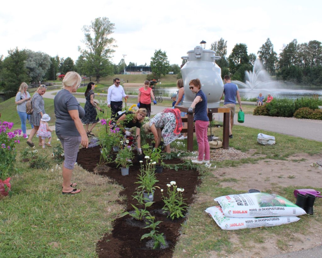 Smiltenes novada pašvaldības teritorijas apsaimniekošanas speciāliste Una Raiskuma ir gandarīta par iedzīvotāju atsaucību akcijā “Puķu upe” un tās rezultātu. “Akcija izdevās ļoti labi, atsaucība bija liela. Pieteicās septiņas kompānijas: iedzīvotāju grupas, iedzīvotāju padome, pašvaldības darbinieki. Esam gandarīti ar gala rezultātu, pašiem patīk. Ir prieks acīm. Jātur īkšķi, lai viss labi ieaug. Vēl plānojam labiekārtot dobes apkārtni, papildināt akmentiņu segumu pie ūdens ņemšanas vietas,” stāsta Una Raiskuma.