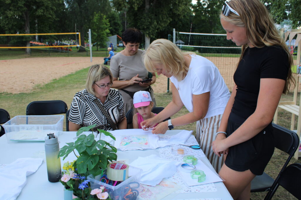 Lielu interesi izraisīja arī radošā darbnīca, kurā Sanitas Briedes (otrā no labās) “Darbnīca RADI” no Launkalnes pagasta piedāvāja darboties ar auduma apdruku un krāsām.