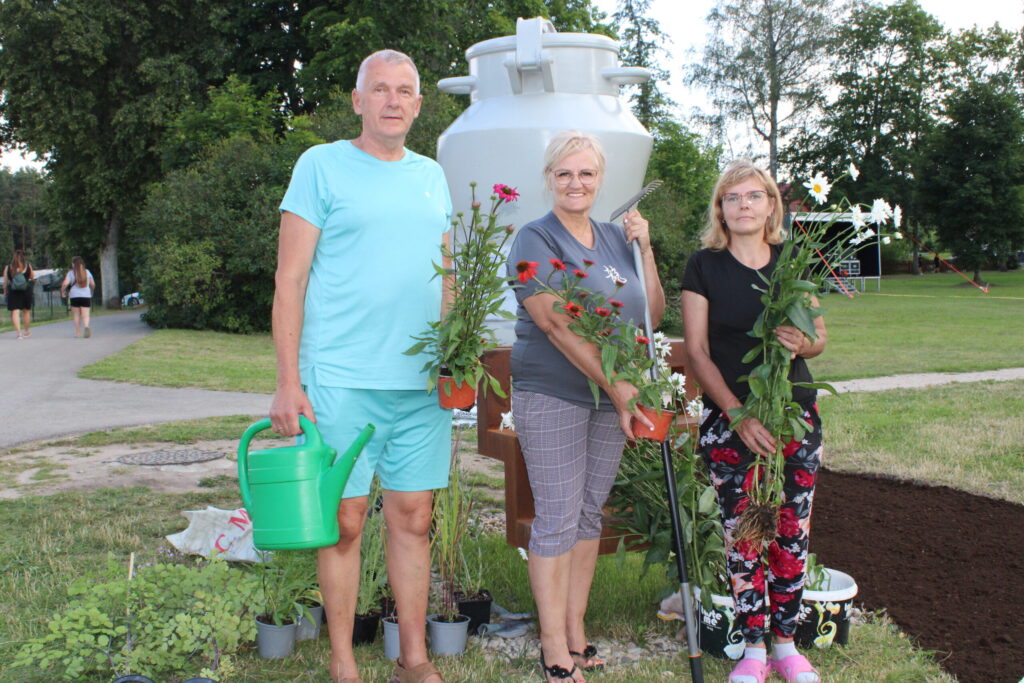 Smiltenes novada pašvaldības aicinājumam piedalīties akcijā “Puķu upe” atsaucās arī smiltenieši Aivars un Biruta Birkenšteini (no kreisās) un Ilva Budeviča. “Gandrīz katru dienu ejam garām “Piena steķim”, gribam, lai te ir skaisti. Rādīsim mazbērniem, ka piedalījāmies akcijā, un stāstīsim, ka daba ir jākopj un jāsaudzē,” savu motivāciju līdzdalībai akcijā atklāj Biruta un Aivars, kuri jaunajai dobei uzdāvināja ehinācijas. Ilvas dāvana ir lielziedu pīpenes.