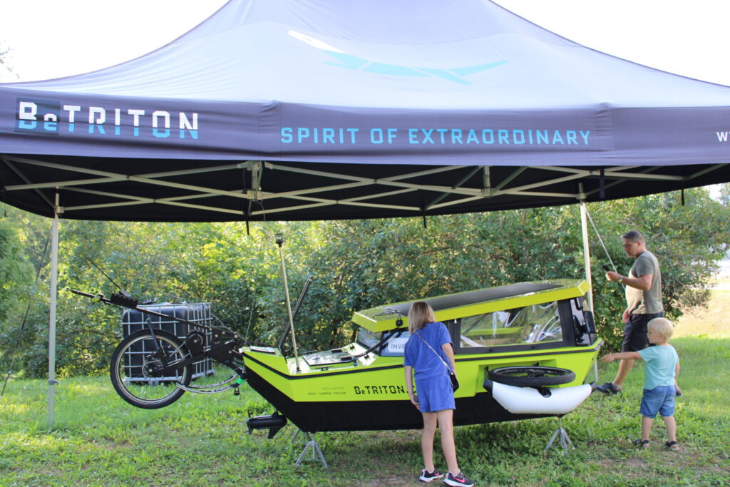 Smiltenes pilsētas svētki ir arī iespēja pie Tepera ezera promenādes apskatīt pasaulē zināmo veloamfībiju “Be-Triton”, kas pa sauszemi pārvietojas kā velokemperis, bet, ja ceļā gadās upe vai ezers, to viegli var pārvērst laivā. “Be-Triton” radītājs ir Smiltenes novada uzņēmējs Aigars Lauzis. Šo sestdien un svētdien viņš arī piedāvās interesentiem izbraucienus pa Tepera ezeru ar “Be-Triton”. “Tas ir mūsu promocijas pasākums saistībā ar pūļa investīciju piesaisti, kad jebkurš cilvēks var nopirkt divas mūsu uzņēmuma akcijas,” stāsta Aigars Lauzis.
