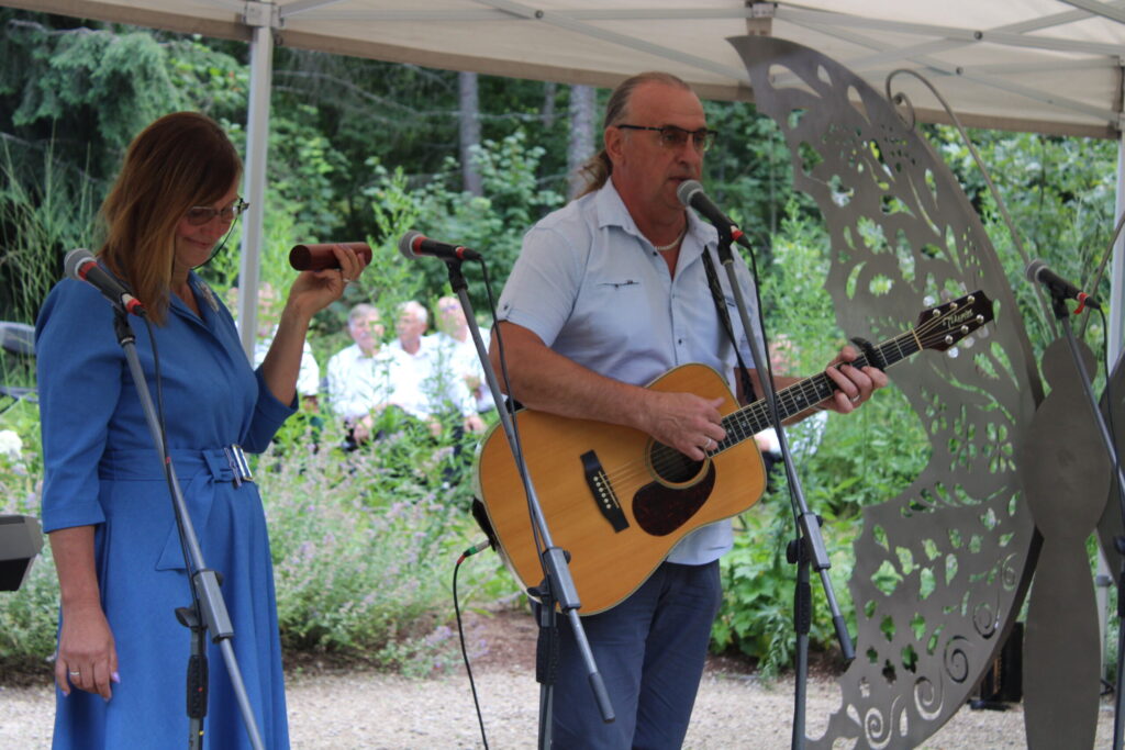 Mūziķim Jānim Žagariņam (attēlā – ar dzīvesbiedri Inesi) koncerts “Pamodini taureņus sevī” bija jau 136. saistībā ar dzejnieci Mariku Svīķi. Savulaik viņš uzstājās daudzviet Latvijā kopā ar Mariku, dziedot dziesmas ar viņas vārdiem, un turpina tās dziedāt arī pēc talantīgās dzejnieces pāragrās aiziešanas mūžībā.