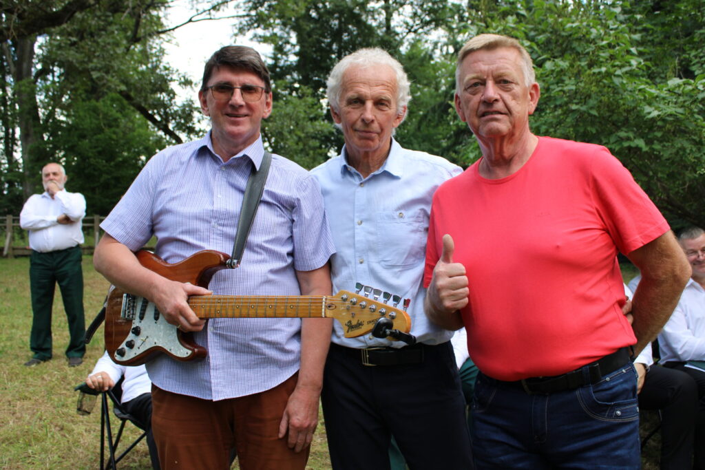 Marikai Svīķei veltītajā koncertā uzstājās arī grupa “Zeļļi” (no labās Raitis-Treijs, Jānis Vējiņš, Ilmārs Stivriņš). Koncerts izskanēja, pateicoties biedrībai “Smiltenei un Latvijai”, Latvijas meža darbinieku vīru korim “Silvicola”, sieviešu vokālajam ansamblim “Iedvesma”, grupai “Zeļļi”, akustiskajam duetam“Daisy Duo”, “Aizkulišu orķestrim”, Jānim Žagariņam, Ingai Lazdiņai, Dacei Purvlīcei, Salvim Skopānam, Jānim Krūmiņam, Madarai Lauzei, Aigaram Veldrem, Zinaidai Bērzai un dziedošajām māsām Lāsmai, Lienei, Līgai un Ingai.