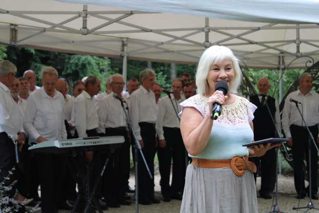 Svētdien, 21. jūlijā, Smiltenes Vecajā parkā, dzejnieces Marikas Svīķes kultūrvietā, viņas talanta cienītāji pulcējās uz Marikas piemiņas pasākumu – koncertu “Pamodini taureņus sevī”. Režisore Zinaida Bērza aicināja apmeklētājus uz sirsnīgu sarunu, atceroties dzejnieces radošo veikumu – gan dzeju, gan mūziku.
