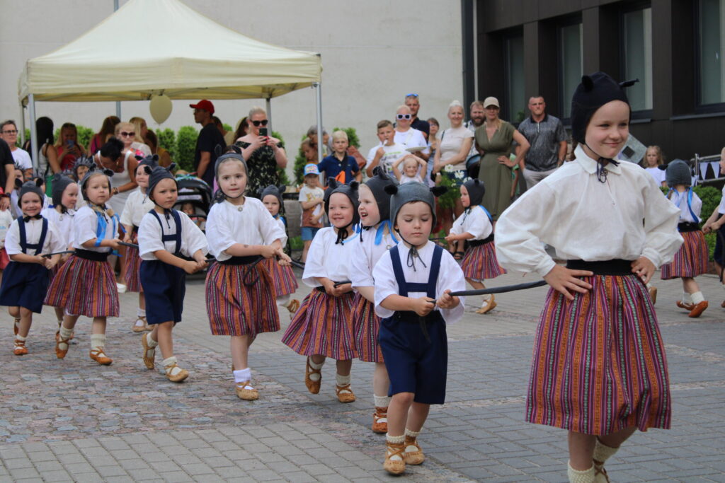 Tieši pasākums “Balta, balta mana sirds” bija iespēja pēc ilgāka pārtraukuma redzēt uzstājamies Lauras Reimanes vadīto Smiltenes bērnu deju kolektīvu “Knēvelīši”.