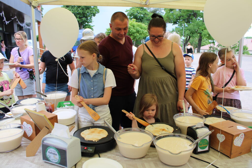 Smiltenes pagasta lauku mājas “Kalbakas” saimnieku Līgas un Inta Augu pankūku cepšanas stendam arī šogad bija liela piekrišana. Pati savu pankūku vecāku uzraudzībā izcepa arī trīs gadus vecā Lili Stīpniece. Dažādus ievārījumus, ar ko aizdarīt pankūkas, sarūpēja smiltenietes Inguna Slapjuma un Maruta Vīgante.