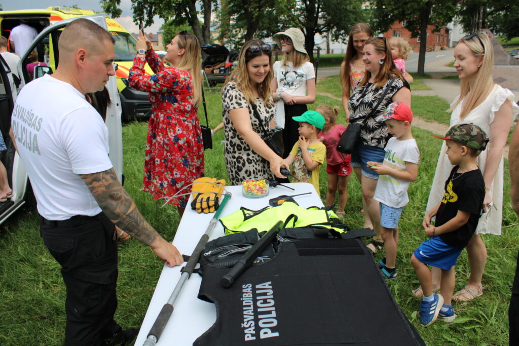 Kā jau ierasts, apmeklētāju lielu uzmanību ieguva operatīvo transportlīdzekļu, arī Smiltenes novada Pašvaldības policijas, un ekipējuma demonstrējumi.