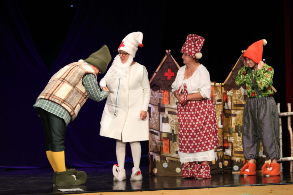 Smiltenes pirmsskolas izglītības iestādes “Pīlādzītis” skolotājas Kultūras centra lielajā zālē izrādīja pašu iestudētu pasaku lugu “Knīpucis”. Iepriekšējās divās izrādēs, ko ārā pie “Pīlādzīša” noskatījās 17 pašu grupiņas, 7 Smiltenes vidusskolas pirmsskolas grupiņas un bērnu vecāki, akcijai tika saziedoti 1113 eiro.