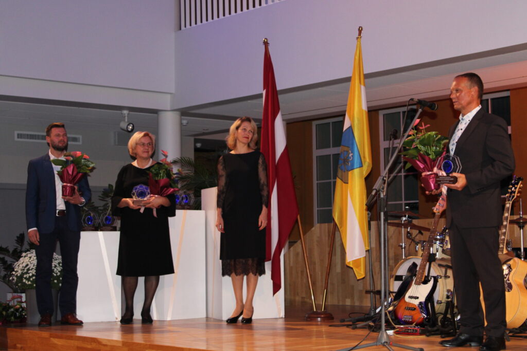 Balvas laureātiem kategorijā “Lielākās ražošanā piesaistītās investīcijas” pasniedza Latvijas Investīciju un attīstības aģentūras Valmieras pārstāvniecības vadītāja Inese Džarcāne (otrā no labās). Balvas saņēma SIA “Vudlande” (pirmais no labās – uzņēmuma īpašnieks un vadītājs Māris Zālītis), SIA “Very Berry” (vadītāja Gundega Sauškina) un SIA “LV Timber” (uzņēmuma pārstāvis Māris Asafrejs). “Vislielākais paldies manai komandai un ģimenei, kas mani atbalstīja un iedrošināja šajā projektā, jo šaubas bija un ir vēl šobrīd. Ir nenoteiktības laiks, kad neviens nevar pateikt, kas notiks rītdien. Līdz ar to pieprasījums pēc produkcijas ir ļoti krities, taču uzņēmums tik un tā strādā ar cerību nākotnē,” par vairāk nekā četrus miljonus eiro lielajām investīcijām energoefektivitātes projektu īstenošanā kokapstrādes uzņēmumā “Vudlande” teic Māris Zālītis.