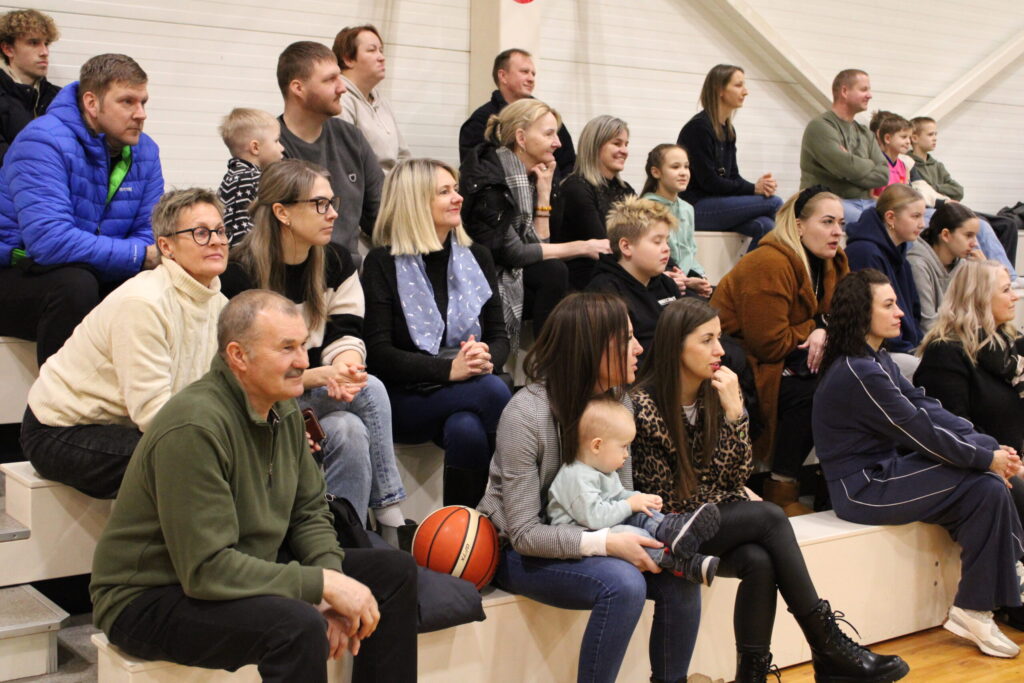 Iespēja laukumā atkal redzēt savulaik populāru Smiltenes novada basketbola komandu spēlētājus piesaistīja arī skatītājus un līdzjutējus. Laukumā savā starpā sacentās Zaļā, Baltā un Melnā komanda, kā arī atsevišķi spēlētāji piedalījās trīspunktu metienu konkursā.