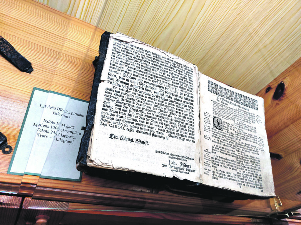 MUZEJĀ var apskatīt Bībeles izdevumus no 1694. gada līdz mūsdienām, sprediķu grāmatas un citus kristīgās literatūras paraugus 40 valodās.