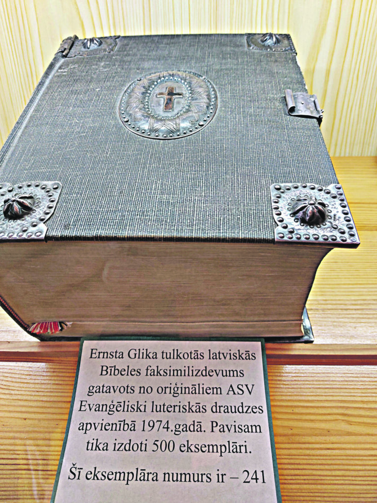 ERNSTA GLIKA TULKOTĀS latviskās Bībeles faksimilizdevums gatavots no oriģināliem ASV Evaņģēliski luteriskās draudzes apvienībā.