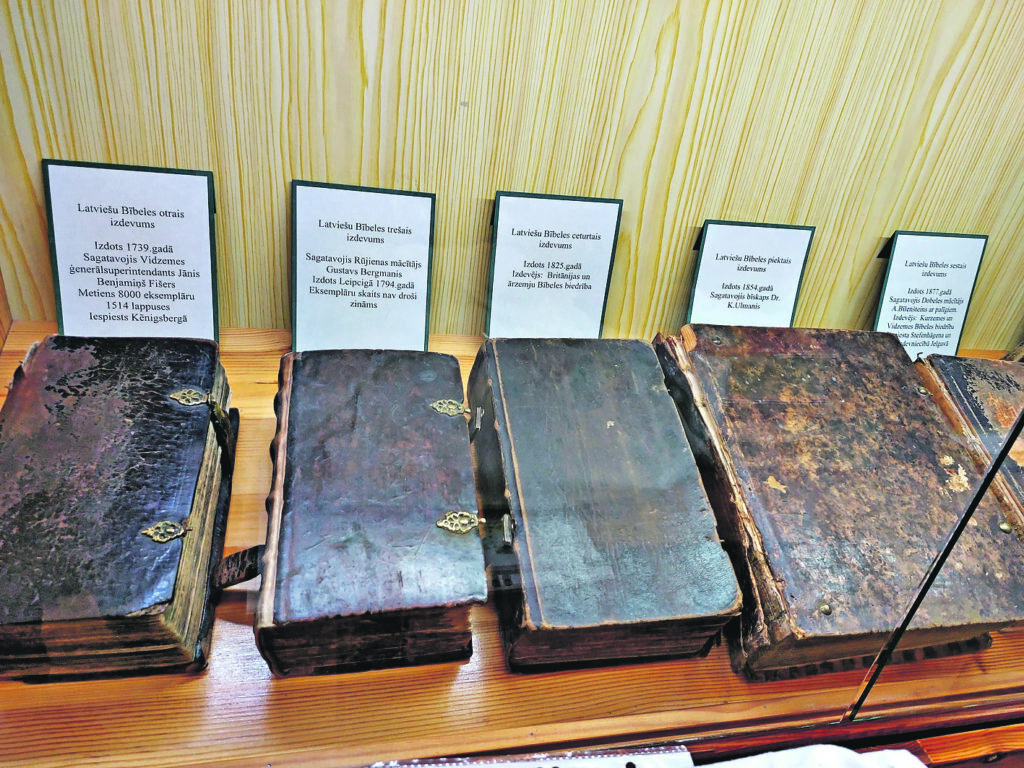 MUZEJĀ var apskatīt Bībeles izdevumus no 1694. gada līdz mūsdienām, sprediķu grāmatas un citus kristīgā literatūras paraugus 40 valodās.
