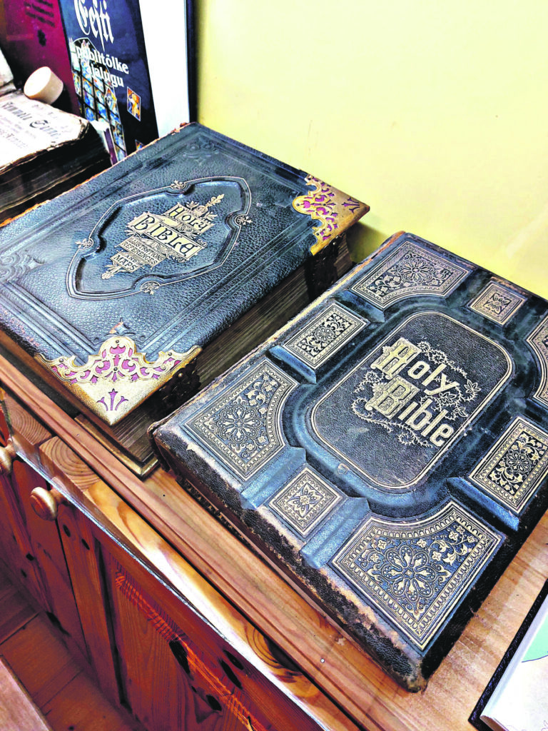 PAŠAS PIRMĀS ir divas Bībeles no 1694. gada, kas izdotas Rīgā.