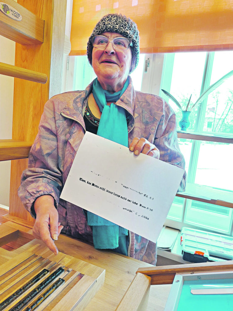 BĪBELES MUZEJA VADĪTĀJA Solveiga Selga demonstrē, kā senāk iespieda grāmatas. Lai process būtu vienkāršāks, tagad koka iespiedmašīnā iespiešanai sagatavoti vārdi un pat teikumi. Agrāk vārdus un teikumus iespiešanai vajadzēja salikt pa vienam burtam spoguļrakstā.