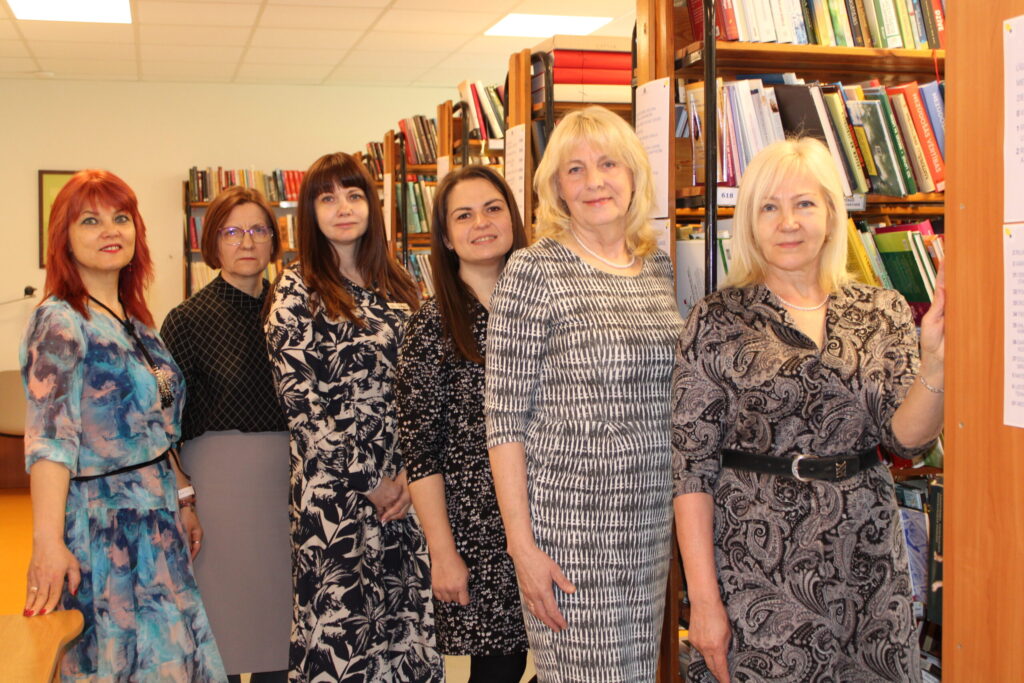 Smiltenes bibliotēkas kolektīvs ļoti centās iekārtot jaunās telpas tā, lai apmeklētājiem tajās būtu ērti un patīkami uzturēties. Attēlā (no labās): bibliotēkas vadītāja Inta Mežule, bibliogrāfe Alda Liuke, vadītājas vietniece metodiskajā darbā Ilze Jēkabsone, informācijas speciāliste Sandra Marķitāne, vecākās bibliotekāres Gunta Žīgure un Jolanta Zirne. 