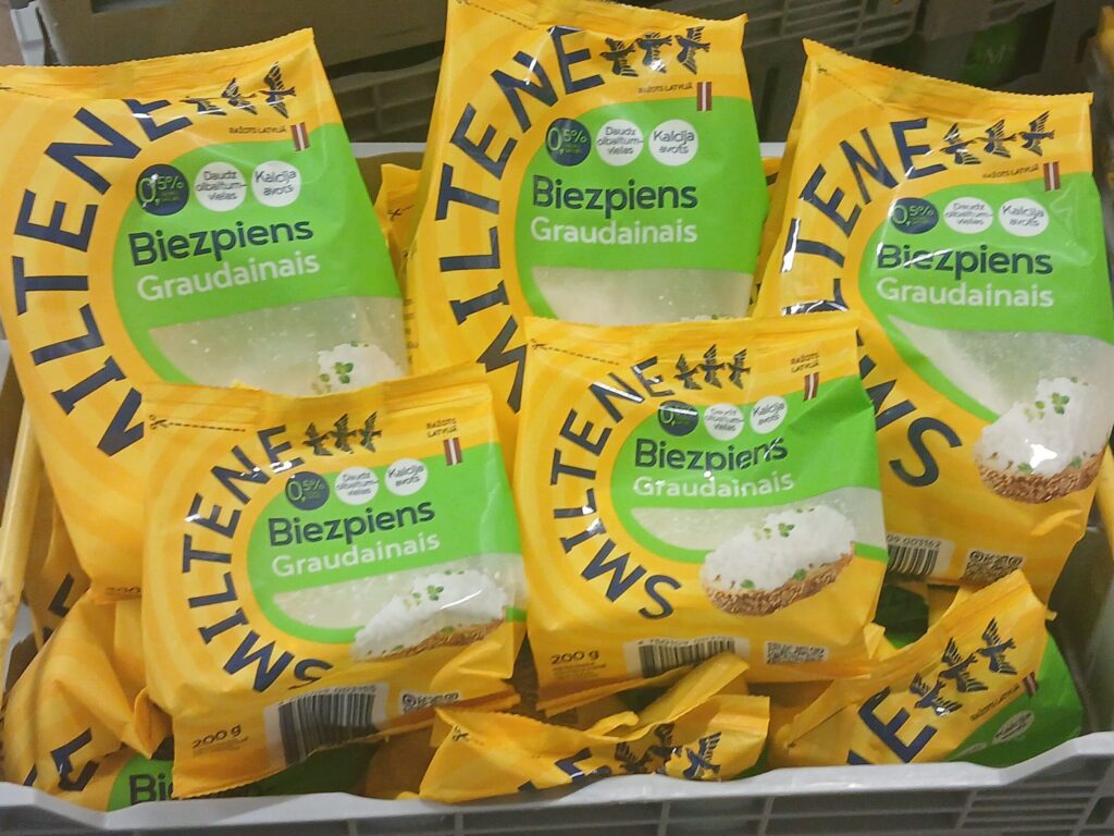 AS “Smiltenes piens” ražotajam graudainajam pilnpiena (9 %) un vājpiena (0,5 %) biezpienam ir graudaina tekstūra, krēmīga garša un augsts olbaltumvielu saturs, produkts ir arī bagāts ar kalciju.