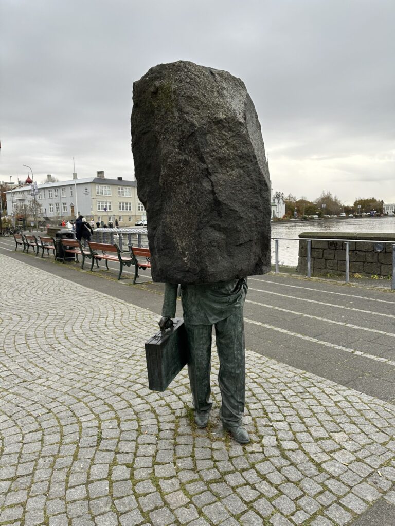 Islandes galvaspilsētā Reikjavikā ir kāds īpašs piemineklis – birokrātam.