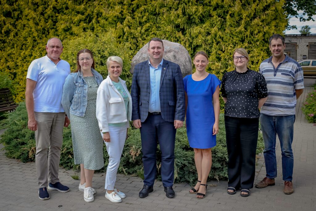 Ziedojumu vākšanas kampaņu Jeberlejas estrādes atjaunošanai rīko Blomes pagasta iedzīvotāju padome. Ar šī pagasta iedzīvotāju padomes locekļiem Artu Egli (otrā no kreisās, viņa arī iedzīvotāju padomes priekšsēdētāja), Ilzi Kalniņu (blakus), Gunitu Maku un Mārtiņu Kalnu pirmajā sapulcē tikās Blomes un Smiltenes pagastu apvienības pārvaldes vadītājs Gaidis Bogdanovs (pirmais no kreisās), Smiltenes novada pašvaldības domes priekšsēdētājs Edgars Avotiņš (4. no kreisās) un izpilddirektora vietniece teritorijas pārvaldības un sadarbības jautājumos Evija Zurģe (2. no labās). Klāt nebija padomes locekļa Edgara Šverna.
Autors: FOTO: SANTA SINKA, SMILTENES NOVADA PAŠVALDĪBA