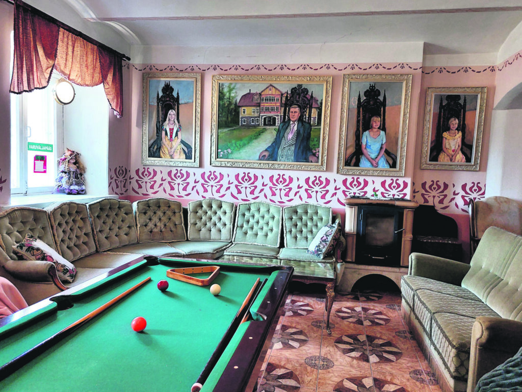 VIESNĪCAS atpūtas istabā var uzspēlēt dažādas spēles.