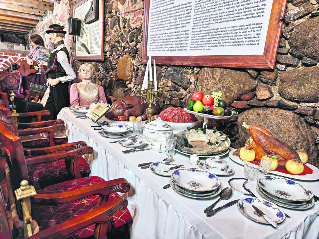 SAKLĀTAIS galds ar ēdieniem izskatās kā īsts.
