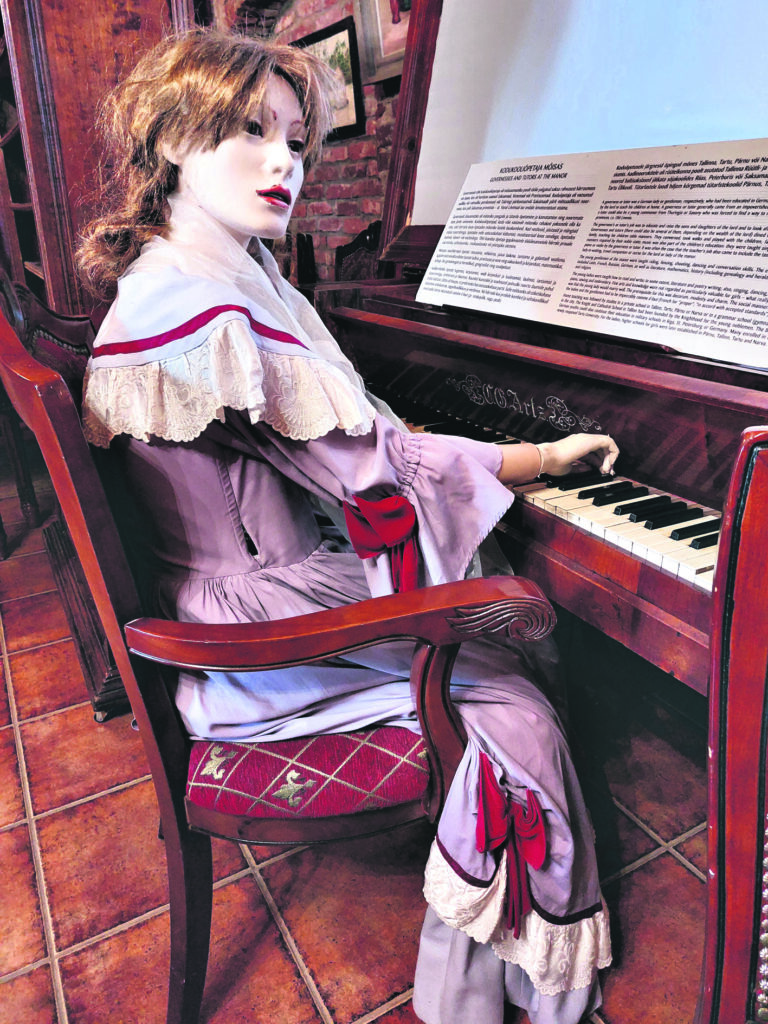 MĀJSKOLOTĀJA “spēlē” klavieres.