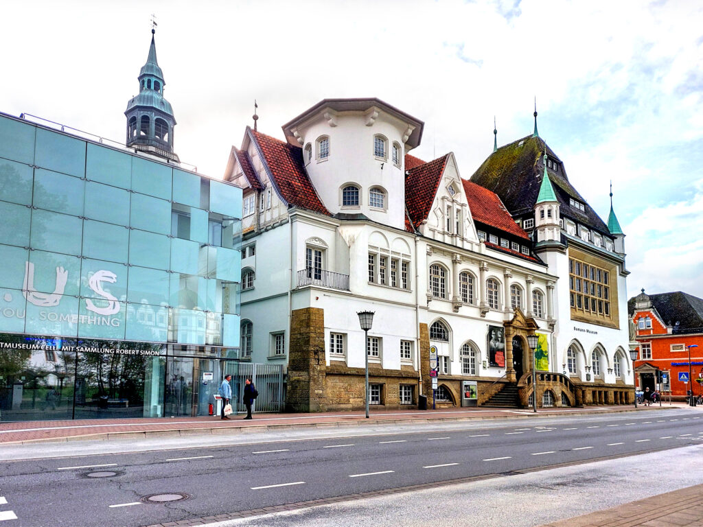 Novadpētniecības muzejs uzcelts 20.gadsimta sākumā. Arhitektiem tika uzdots parādīt uz fasādes visus arhitektūras stilus, kādi bijuši Cellē 700 gadu laikā. Kāds vietējais dzejnieks šo ēku nosaucis par “arhitektūras pudiņu”. Kad muzeja eksponātiem pietrūka vietas, blakus uzcēla vēl vienu ēku, tikai šoreiz no betona, metāla un stikla.