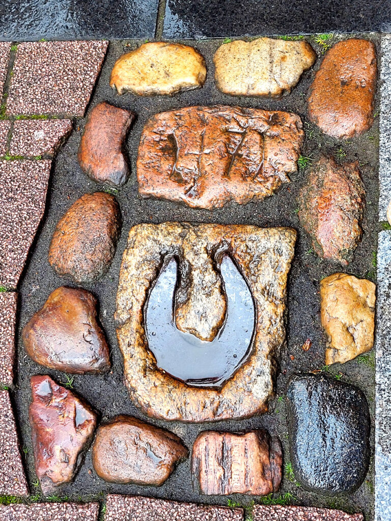 Vienā no turnīriem Celles hercogs gājis bojā. Tagad laukumā uz bruģa ir iemūrēts hercoga zirga pakavs un gadskaitlis “1471”. Pakavs gan nav oriģinālais.