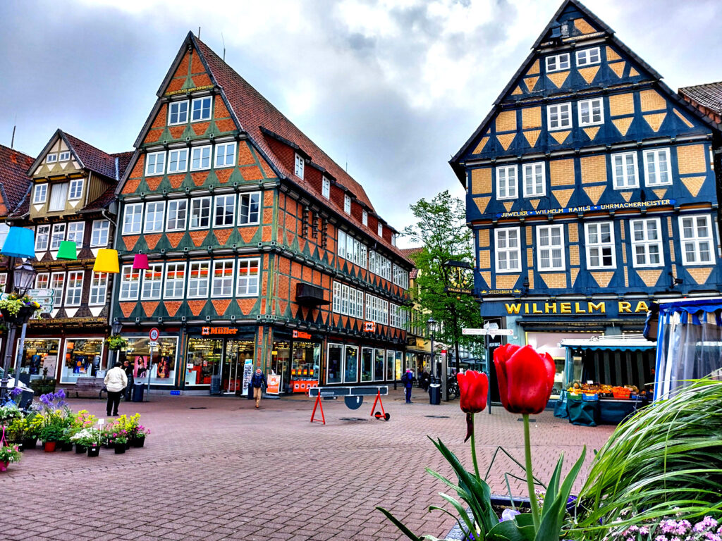 Cellē vairāk nekā 500 mājas ir aizsargājami valsts arhitektūras un vēstures pieminekļi.