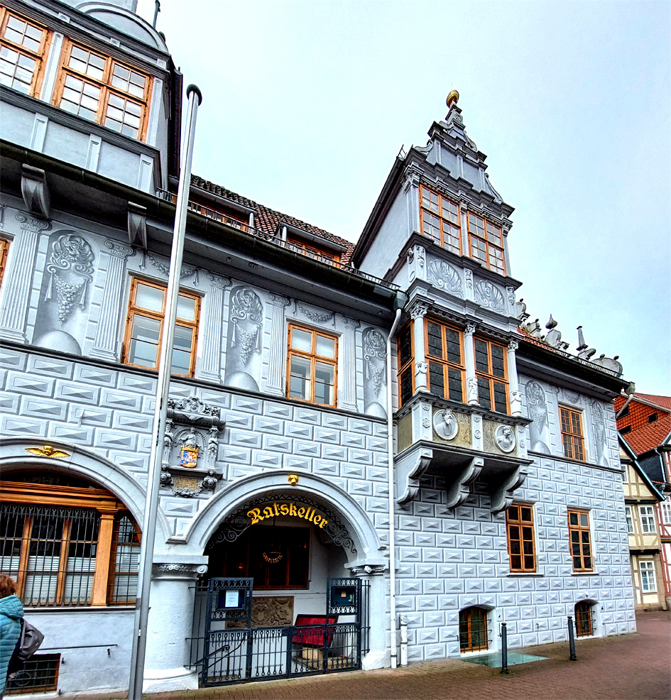 Celles rātsnama fasāde nav aplikta ar marmora plāksnēm, tā ir apzīmēta, imitējot šīs plāksnes.