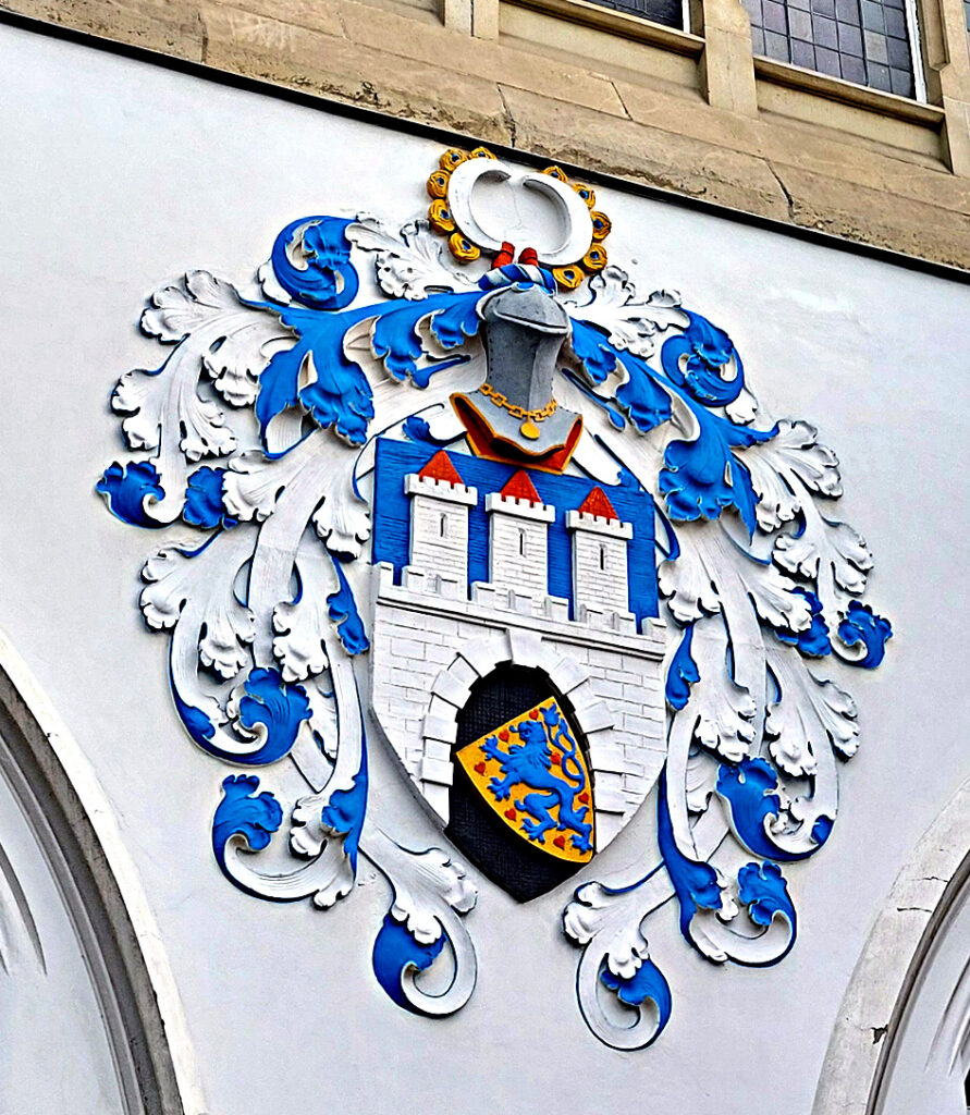 Celles ģerbonis redzams uz novadpētniecības muzeja fasādes.