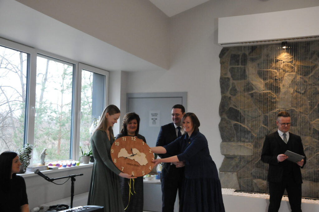 Viesi ieradās ar dāvanām centram “Īve” un tā klientiem. Sveicējus pieteica un atklāšanas pasākumu vadīja smilteniešu novadnieks Kārlis Anitens (pirmais no labās).