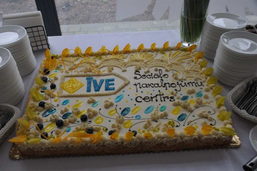 Kā jau lielās svinībās, arī šajās neiztika bez tortes. Ar to tika cienāti pasākuma viesi.