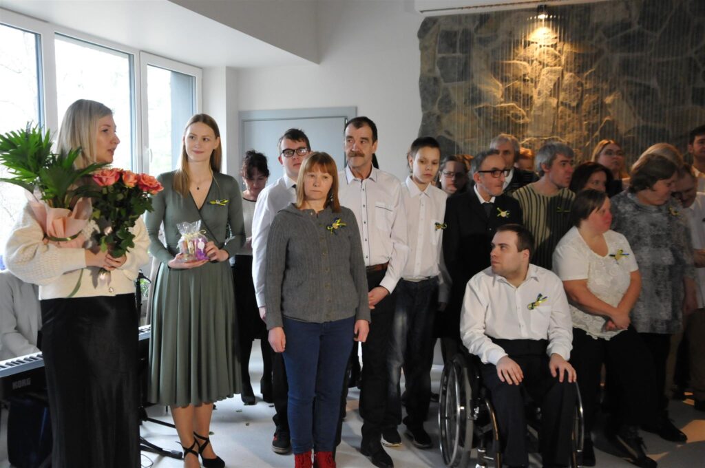 Atklāšanas pasākumā uzrunas teica biedrības “Cerību spārni” darbinieki, arī psiholoģe Iveta Broliša (pirmā no kreisās). Tās klausījās arī centra “Īve” Smiltenes grupu mājas un dienas aprūpes centra vadītāja Marta Deņīsova (blakus) un centra klienti.