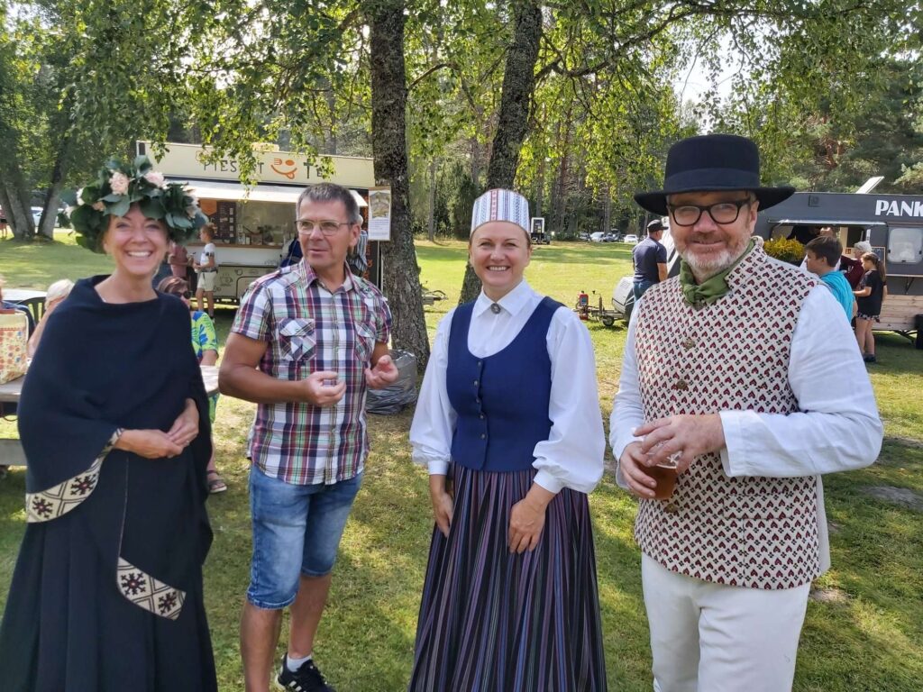 Organizatoriem Kristīnei Liepai (no kreisās), Baibai Pedraudzei un Kristīnes dzīvesbiedram Jānim Lozem (no labās) ir ko pārrunāt ar vijciemieti, Valkas novada pašvaldības izpilddirektoru Valdi Šaicānu.