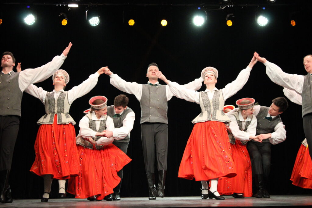 Ievas Atares Smiltenes jauniešu deju kolektīvs “Buki” uz skatuves izceļas ar staltiem puišiem un graciozām meitām, – Smiltenē dejotprasme tiek izkopta jau agri, arī Ievas Atares vadītajos “Buciņos”.