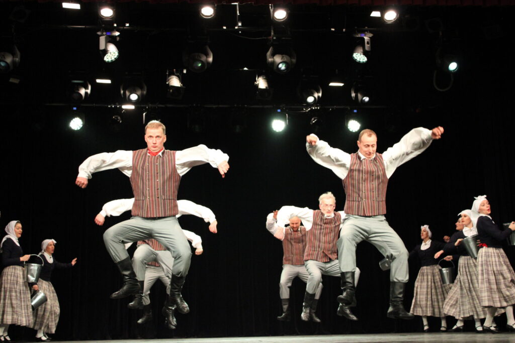 Ilgus aplausus izpelnījās Smiltenes Kultūras centra vidējās paaudzes “Ieviņas” dejotā deja “Dzīve rit kā laidarā”, kurai horeogrāfiju veidojis “Ieviņas” vadītājs Reinis Rešetins, mūzika – Mārtiņš Miļevskis.