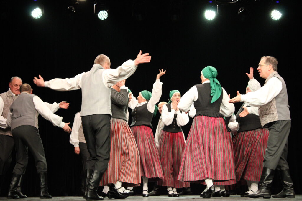 Blomes tautas nams ir mājvieta arī Ingas Ķesteres vadītajam senioru deju kolektīvam “Nadele”.