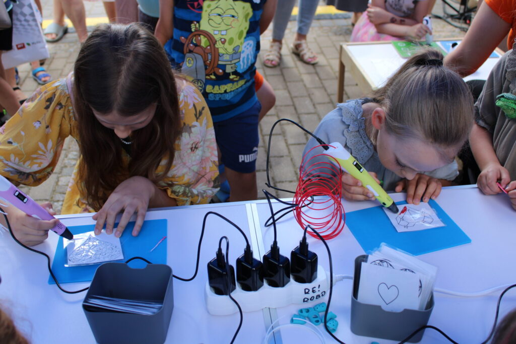 Darbošanās gan ar robotikas komplektiem, gan ar 3D pildspalvām (attēlā) veicina bērnu loģisku un radošu domāšanu, sniedz zināšanas par tehniku un tās darbības pamatprincipiem un rada telpisku izpratni.