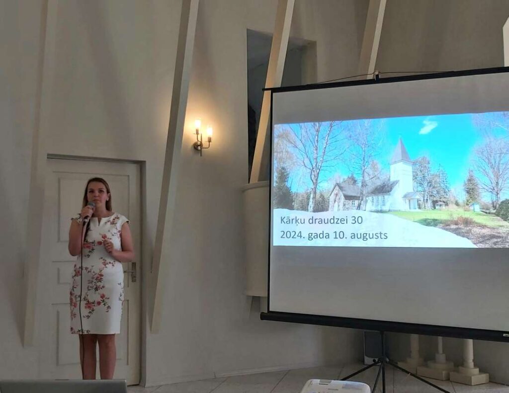 Kārķu draudzes priekšniece Liene Veinberga prezentācijā atmiņā atsauca, kā tapa skaistā baltā baznīca un kādi bijuši šie 30 attīstības gadi.