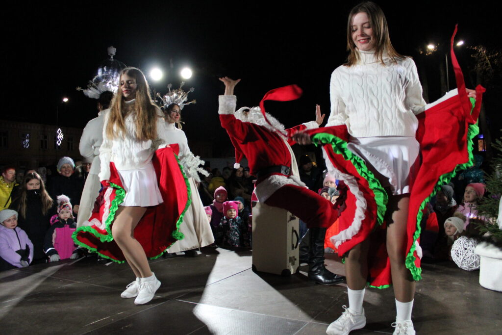 Pirms Smiltenes egles iedegšanas mazus un lielus skatītājus iepriecināja Smiltenes Kultūras centra atraktīvais uzvedums par to, kā Ziemassvētku vecītis mācījās svinēt Ziemassvētkus.